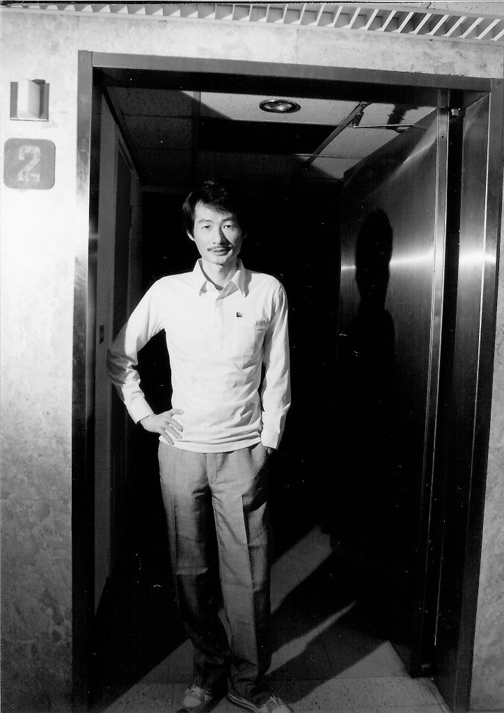 施明德為抗議國民黨政府的恐怖暗殺政策,絕食長達4年七個月,被囚於汀州路三軍總醫院,施以鼻胃管強迫灌食。