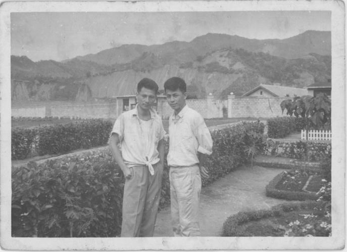 1964大哥施明正(左)和三哥施明雄在泰源監獄