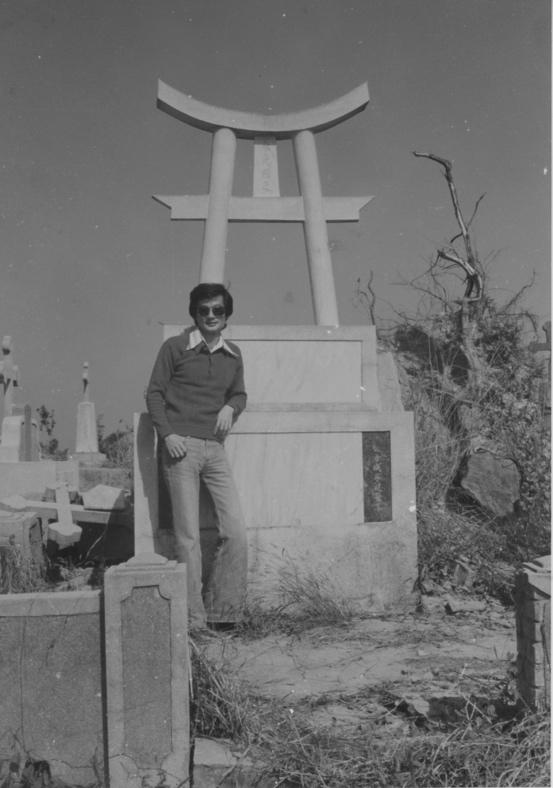 1977 施明德在父親墳前